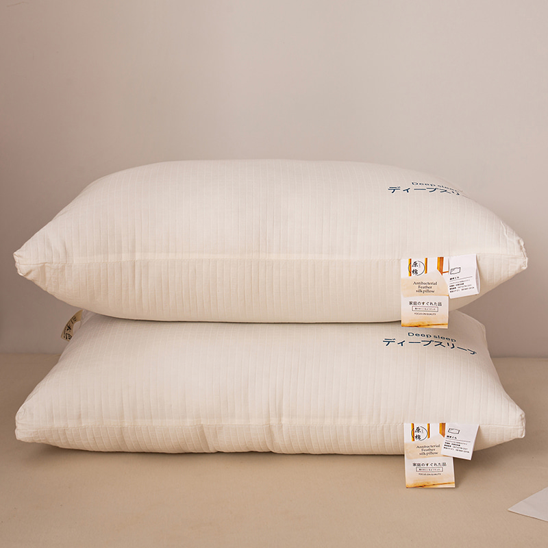 Pernă originală de catifea cu pene de bumbac